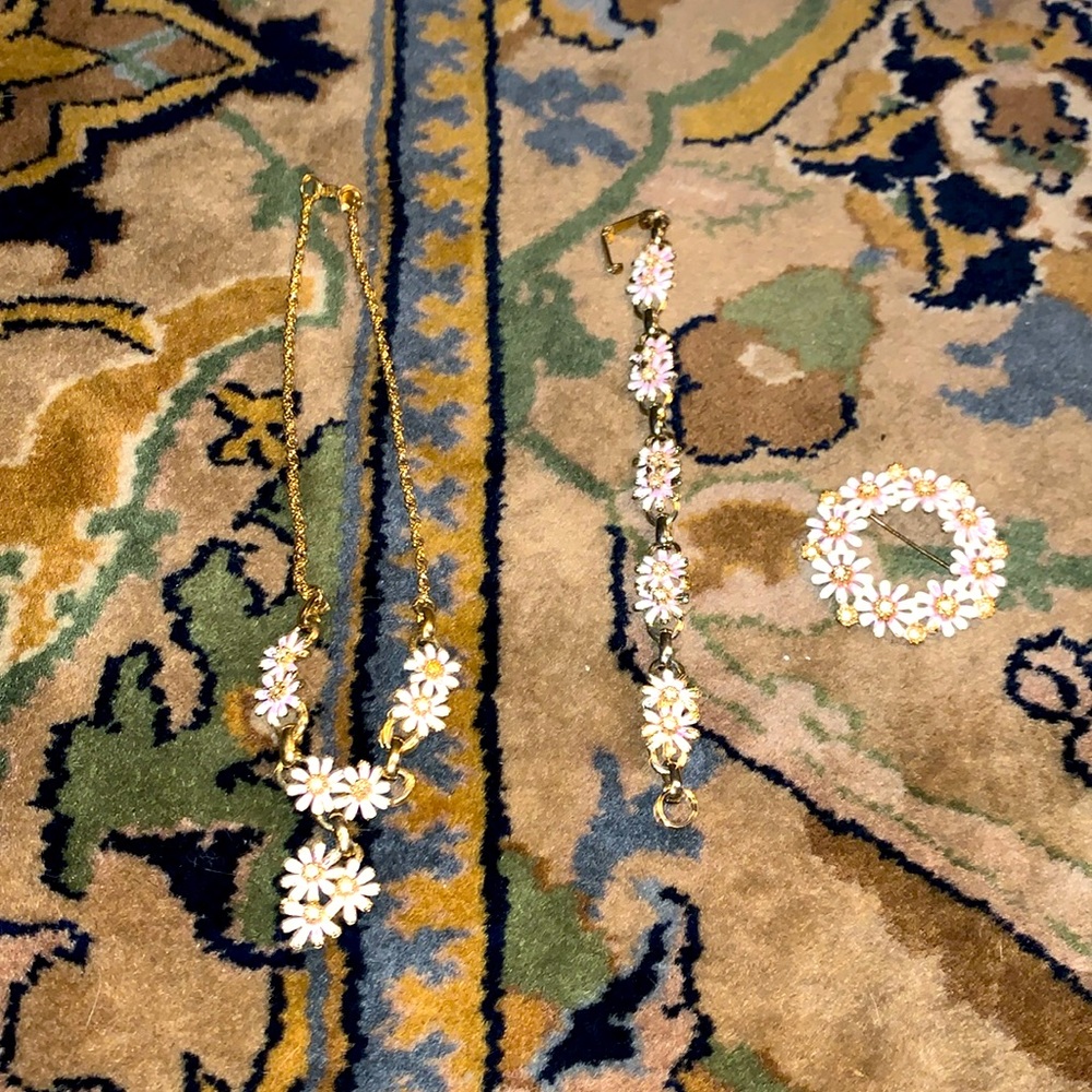 Vintage bundle necklace, bracelet and broach.‎